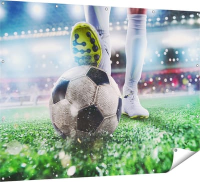 Gards Tuinposter Voetbalspeler met de Bal in het Stadion - 160x120 cm - Tuindoek - Tuindecoratie - Wanddecoratie buiten - Tuinschilderij