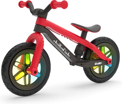 Chillafish Loopfiets 2 jaar met Glow LED wielen - Rood - Lichtgewicht loopfiets jongens en meisjes tot 5 Jaar met voetsteun, voetrem en verstelbaar zadel - met 12" RubberSkin banden voor extra grip - Geen batterijen nodig - Model BMXie Glow 2