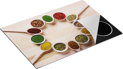 Chefcare Inductie Beschermer Kruiden in Lepels op een Houten Tafel - 75x50 cm - Afdekplaat Inductie - Kookplaat Beschermer - Inductie Mat