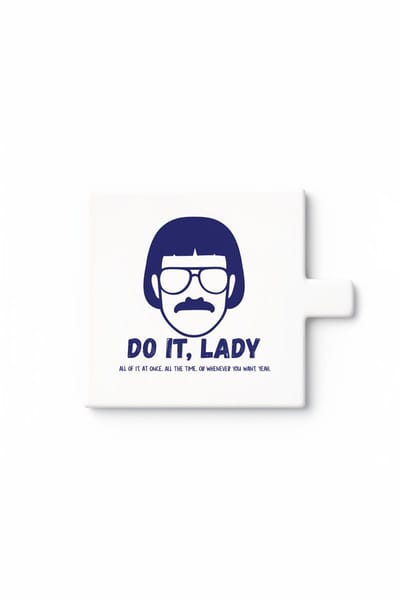 Grappige “Do It Lady” Keramische Tegel – Minimalistisch Damesgezicht met Snor Quote Design – Humoristische Decoratieve Wandtegel Cadeau