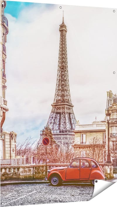 Gards Tuinposter Eiffeltoren in Parijs met een Rode Kever Auto - 100x150 cm - Tuindoek - Tuindecoratie - Wanddecoratie buiten - Tuinschilderij