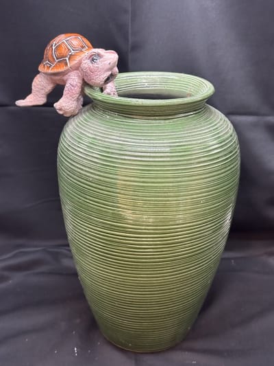 Decoratieve pothanger schildpad "schuin hoofdje"- polyresin - meerkleurig - hoogte 11x8x5cm - voor binnen of buiten - Woonaccessoires - Tuinaccessoires