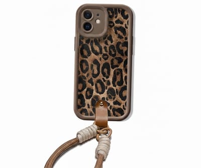 Bruin luipaard print telefoon hoesje met koord geschikt voor iPhone 11 – backcover dames met panter dessin, afneembaar draagkoord en minimalistisch ontwerp
