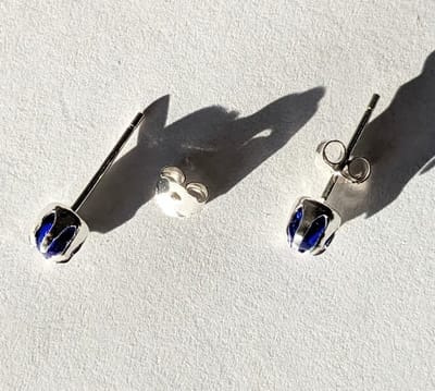 M-apART-oorstekers-925-zilver-met-handgemaakte-glassteen-donkerblauw