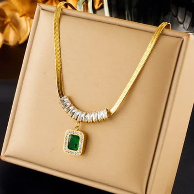 Schitterende Goudkleurige Slangenhalsketting met Groen Smaragd en Wit Zirkonia - Een Tijdloos Cadeau voor Moederdag, Verjaardag, Valentijnsdag en Kerst! 40+5 cm
