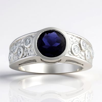 Cavill - Zilveren Ring met 0,85 ct Madagascar Ioliet en 8 Zirkonia's uit Tanzania - 925 Sterling Zilver - Rond Slijpsel - Elegante Look voor Dames