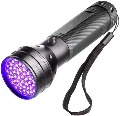 DEGG® – UV Zaklamp 51 LED – Inclusief Batterijen – Krachtige Blacklight 395 nm – Detecteert Urine, Vlekken, Huisdieren, Vals Geld & Mineralen – Stevige Aluminium Behuizing – Direct Klaar voor Gebruik