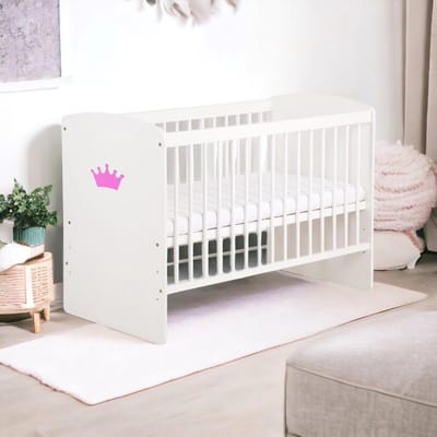 Comfortabel Babybed met Matras en In hoogte Verstelbare Lattenbodem 120 x 60 cm - Wit & Roze Kroon