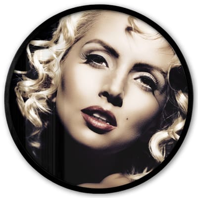 Poster in lijst Rond - Fotolijst 40x40 cm - Posters - Vrouw - Vintage - Lippenstift - Blond - Krullen - Ronde posterlijst zwart - Decoratie - Wanddecoratie woonkamer - Muurdecoratie slaapkamer