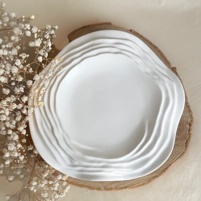 Set van 2 decoratieve schaaltjes met onregelmatige rand -Sieraden schaaltjes -Decoratieve dienbladen - Handgemaakt van porseleingips- Witte, ronde kaarsenonderzetters