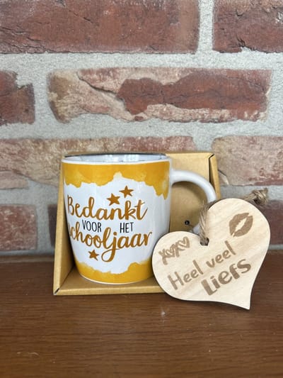 Creaties van hier – Mok bedankt voor het schooljaar met houten hartje – porselein – 9 cm – cadeau