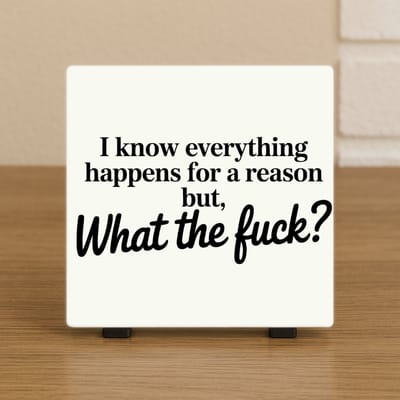 Wenstegeltje "Everything Happens For A Reason" – Grappige Quote – Hip trendy tegeltje – Cadeau voor Nieuwe Woning, Housewarming of Gezinscadeau – Sfeervol en Persoonlijk – Trendy nu – Decoratief Tegeltje met Standaard – Cadeau Idee