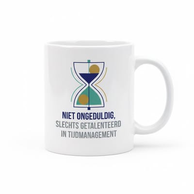 “Niet Ongeduldig, Slechts Getalenteerd in Tijdmanagement” Mok 330 ml – Grappige Productiviteit Quote – Perfect Cadeau voor Kantoor, Collega’s & Vrienden