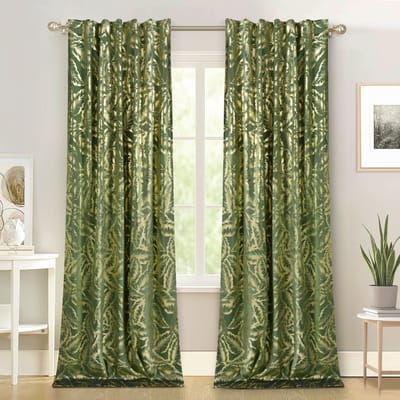 Qelus 2 Stuks Gordijnen Kant en Klaar - Luxe Fluwelen Korte Gordijnen met Gouden Folie - Verduisterend & Lichtwerend - Feestelijke Sfeer voor Woonkamer & Slaapkamer - B 132 x H 244cm(Groen)