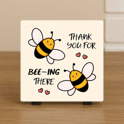 Wenstegeltje "Thank You for Bee-ing There” – Bijen Cadeau Tegel – Spreuktegel – Stijlvolle Woondecoratie met Boodschap – Trendy nu– Hip trendy tegeltje – Cadeau – Zomaar – Decoratief Tegeltje met Standaard – Cadeau Idee