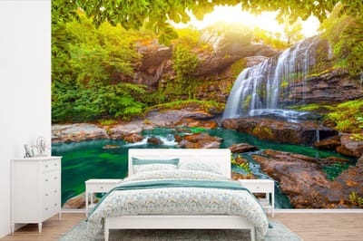 Behang - Fotobehang Natuur - Waterval - Planten - Bomen - Zon - Breedte 390 cm x hoogte 260 cm