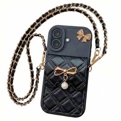Luxe telefoonhoesje zwart met koord geschikt voor iphone 16 – hoesje met goudkleurige strik en pareldetail schouderketting – quilted design – voor vrouwen – met opbergvakje en pasjeshouder