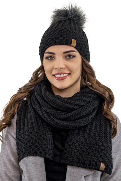 Vivisence Dames Winter Muts En Sjaal Set - Zachte Fleecevoering Pompon Van Kunstbont Elastische Pasvorm Antistatisch - Comfortabele Warmte Op Koude Winterdagen Stijlvol Dagelijks Draagcomfort - Zwart