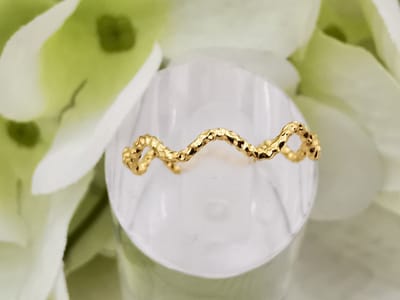 Ring - RVS - Minimalistische - maat 13 - dunne ring met een golvende of sierlijk gebogen vorm Goudkleurige.