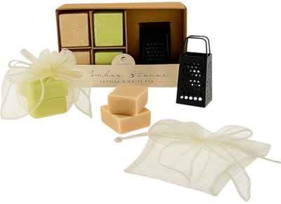 Amberblokjes Giftset Vanille & Witte Thee – 4×25 g Geurblokjes (2× Vanille, 2× Witte Thee) met Metalen Rasp (8 cm) & 6 Luxe Organza Geurzakjes