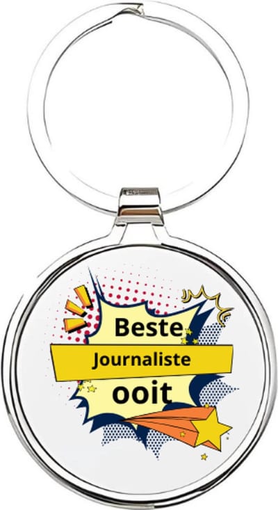 Akyol - de beste journaliste ooit Sleutelhanger - Journalist - de beste journaliste - journalist - interviewer - interviewen - analist - commentator - schrijver - analyses - sportanalist - verslagleggen - verslaggeve - journalisten - 4 x 7,5 CM