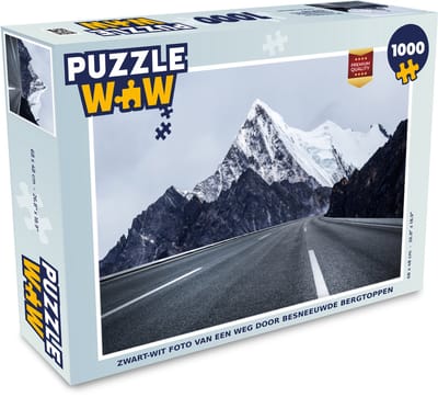 Puzzel Zwart-wit foto van een weg door besneeuwde bergtoppen - Legpuzzel - Puzzel 1000 stukjes volwassenen - Kerst - Cadeau - Kerstcadeau voor mannen, vrouwen en kinderen