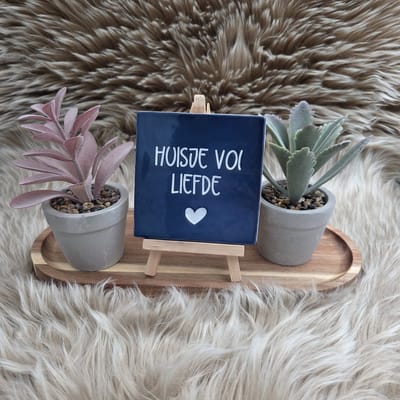 Robuust Wenstegeltje – Huisje vol Liefde – Hip trendy tegeltje – 10x10 cm – Cadeau voor Nieuwe Woning, Housewarming of Gezinscadeau – Sfeervol en Persoonlijk - Vriend(in) - Zomaar – Trendy nu – Decoratief Tegeltje met Standaard – Cadeau Idee