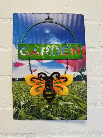Metalen decoratie tuin hanger "garden" bij - geel + oranje - hoogte 30 x 20 x1cm - Woonaccessoires - Decoratieve hangers - Tuinaccessoires