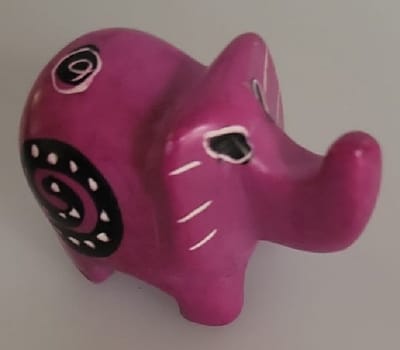 Nog meer sfeer in uw woonomgeving met deze prachtig handgemaakte mini olifant! Een bijzondere olifant gemaakt van speksteen, een zachte natuursteen. Vind een gezellig plekje in je huis, serre/tuinkamer of de werkkamer. Voor uzelf of als cadeau.