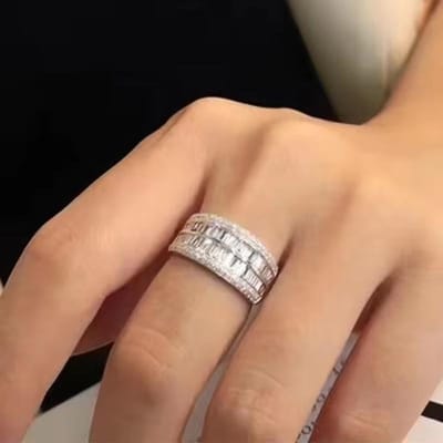 Huitan Trendy Brede Vingerring met Schitterende Zirkonia Luxe Bruiloftsceremonie Accessoires voor Vrouwen Prachtige Verlovingssieraden 10 beige