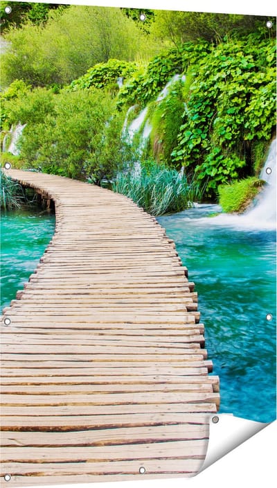 Gards Tuinposter Houten Pad op het Water bij de Watervallen - 80x120 cm - Tuindoek - Tuindecoratie - Wanddecoratie buiten - Tuinschilderij