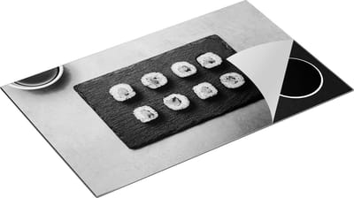 Chefcare Inductie Beschermer Sushi Rolls op een Grijze Achtergrond - Zwart Wit - 85x52 cm - Afdekplaat Inductie - Kookplaat Beschermer - Inductie Mat