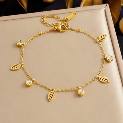 Sjika - Blad Armband Dames 18K Gold Plated – Gouden Armband met Zirkonia en Blad Hangers – Verstelbare RVS Armband – Minimalistisch Sieraad - Cadeau voor haar