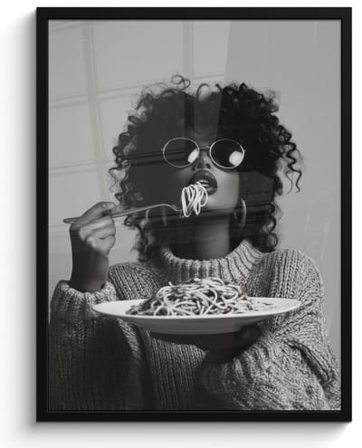 Poster in lijst - Fotolijst 50x70 cm - Posters - Vrouw - Pasta - Zwart - Wit - Posterlijst zwart - Decoratie - Wanddecoratie woonkamer - Muurdecoratie slaapkamer