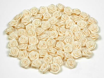 Satijnen Rozen - Stoffen Bloemen - Knutselen en Decoratie - Zijdeglans Afwerking - 100 Stuks - Champagne