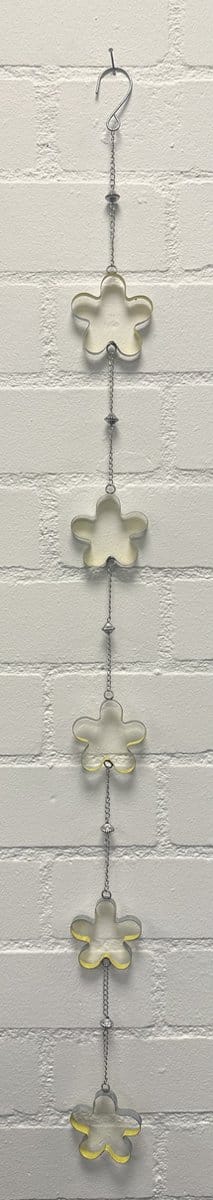 Deco hanger "Bloem" met metalen ketting - Zilveren ketting + gele bloemen - lengte 108 cm - Woondecoratie - Woonaccessoires