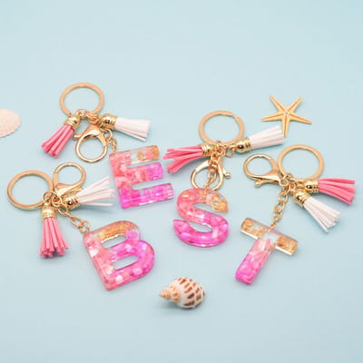 Sleutelhangers of voor je tas van A tot Z - met een pompon of kwastje - met letter - mooi design - handgemaakt - sleutelhangers - design - mode - goud - zwart - blauw - roze- rood
