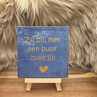 Robuust wenstegeltje – Zo Blij met een buur zoals Jij – Robuust 10x10 cm – Spreuktegel – Cadeau voor buren – Trendy nu – Zomaar – Vriendschap – Decoratief Tegeltje met Standaard – Cadeau Idee