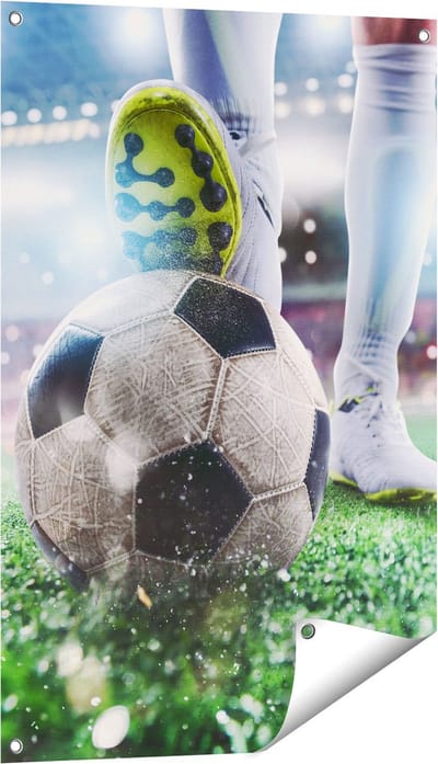 Gards Tuinposter Voetbalspeler met de Bal in het Stadion - 60x90 cm - Tuindoek - Tuindecoratie - Wanddecoratie buiten - Tuinschilderij
