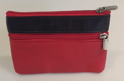 Deze praktische soepel leren sleuteletui komt altijd van pas. Behalve ruimte voor sleutels zijn er vakjes voor bijvoorbeeld muntgeld, bonnetjes of pasjes waardoor deze etui ook als kleine portemonnee kan worden gebruikt. Voor uzelf of Bestel Een Kado