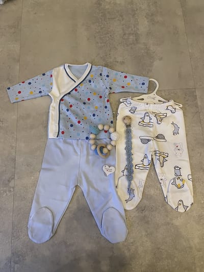 2-delige baby broek set met overslag shirt, handgemaakte Speenkoord en bijtring - Pinguïn