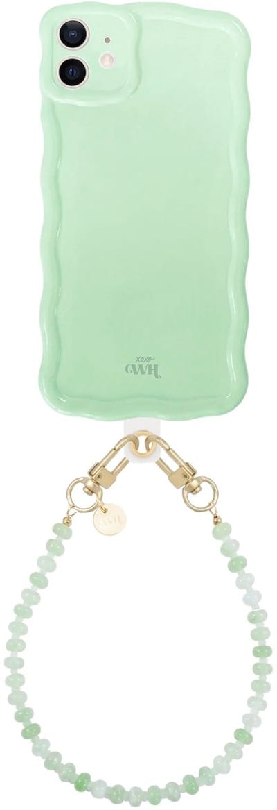 xoxo Wildhearts Glossy Wavy Case Sage Sorbet - Dusty Green (kort koord) - geschikt voor iPhone 12 - hoesje met telefoonkoord - afneembaar koord - Kralenketting - kort telefoonkoord - hoesje met golven - Groen