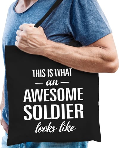 Awesome soldier / geweldige soldaat / militair cadeau katoenen tas zwart voor heren - kado tas / beroepen / tasje / shopper