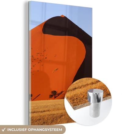 ® Glasschilderij 120x180 cm - Schilderij acrylglas - Een zandduin in de buurt van de klei-vallei Sossusvlei in Namibië - Foto op glas - Muurdecoratie woonkamer - Wanddecoratie slaapkamer - Schilderijen