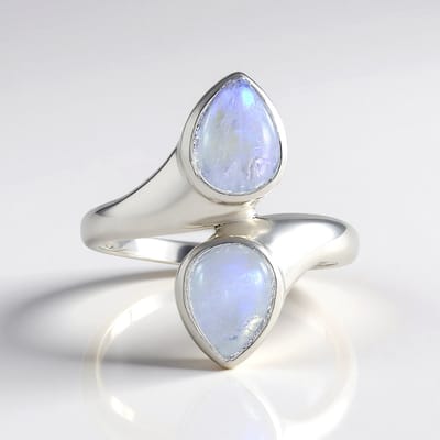 Cavill - Zilveren Ring - 925 Sterling Zilver Gerhodineerd - 2.34 Ct Blauwe Maansteen Peervormig Cabochon - Elegante Damesring - Tijdloze Sieraden