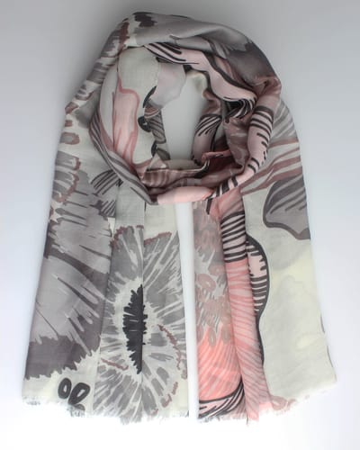 Gracieh bloemen scarf- Accessories Junkie Amsterdam- Sjaal dames- Dunne sjaal- Sjaal voor lente- Katoen- Omslagdoek- Cadeau- Bloemen print- Grijs