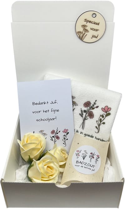 Geschenkbox Juf | BEIGE | BADZOUT | handdoekje | zeepbloemen | liefste juf | einde schooljaar | kleine attentie | de liefste ben jij | topper | cadeau | liefste Juf | juffencadeau
