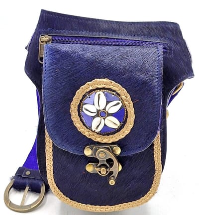Koeienhuid Heuptas met Schelpen en Haakje - blauw- Festivaltasje - Ibiza Stijl heuptasje met schelpen en haakje - (B x H x D) ca. 14 cm x 21 cm x 5,5 cm