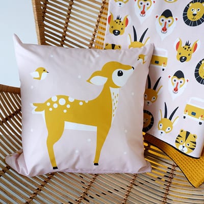 Sierkussen Hertje 40x40 tweezijdig roze met rits inclusief vulling voor kinderkamer