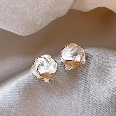Boucles d'oreilles à tige camélia pour femmes, design de niche, léger, luxueux, tempérament unique, mode, bijoux simples en métal, cadeaux blanc